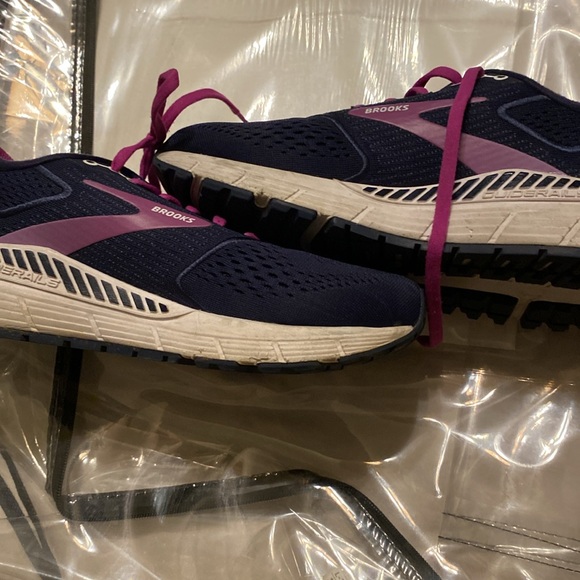 Brooks sneaks size 8.5 - Picture 6 of 6